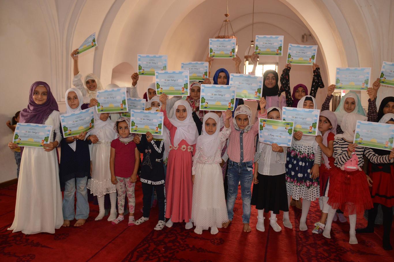 Namaz eğitimi alan kız çocuklarına sertifikaları verildi Namaz eğitimi alan kız çocuklarına sertifikaları verildi